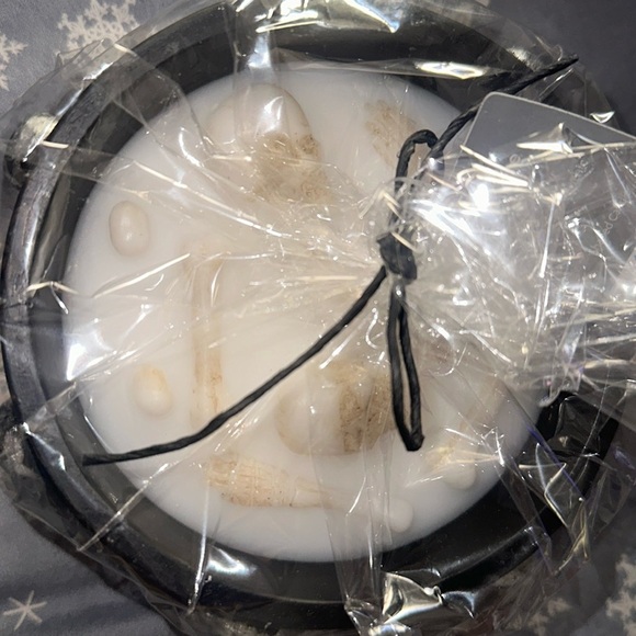 Halloween melting Skeleton in Cauldron Candle - Picture 2 of 5